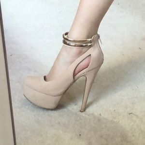 Nude heels with golden buckle